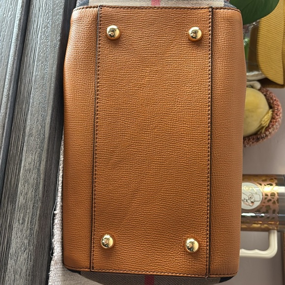 Burberry small Canterbury tan grained leather tote - Picture 9 of 13